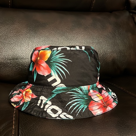 FINAL DROP / SALE!!! Moschino unisex floral print logo bucket hat NWT - Picture 3 of 6